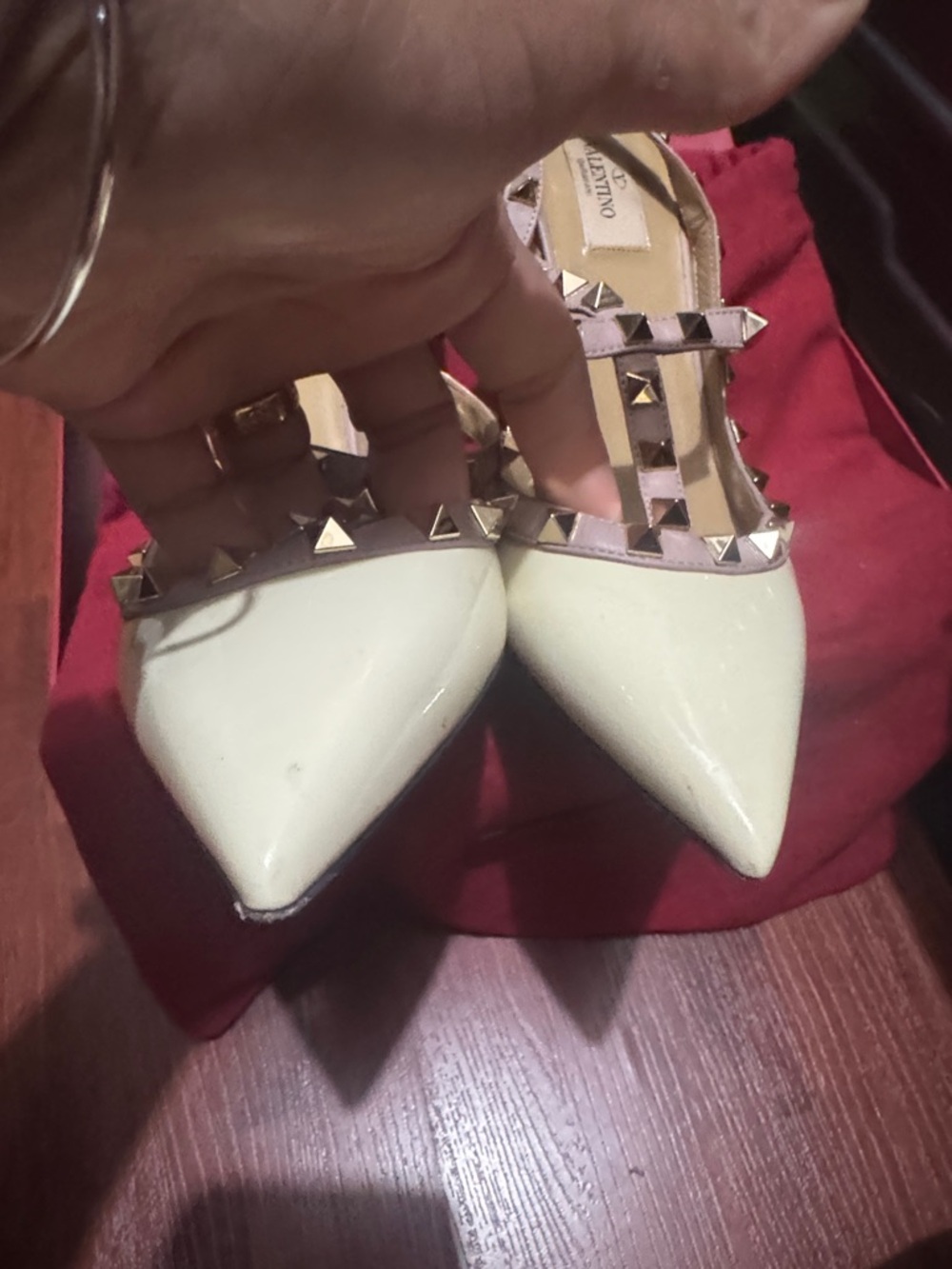 Valentino Garavani Cream Pointed-Toe Rockstud T-Strap Pumps with Pink Trim - Picture 4 of 5